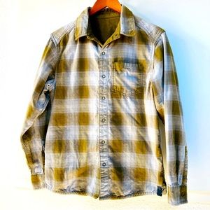 Men’s Mountain Hardware Small Button Sown Long Sleeve Shirt